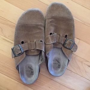 White Mountain Leather slip on shoes